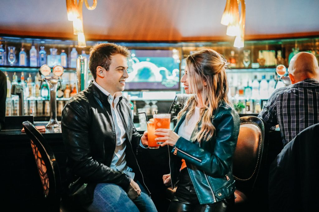 casal no seu ensaio no Hard Rock Cafe