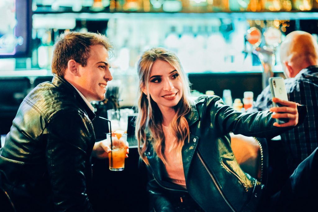 casal fazendo um selfie no Hard Rock Cafe