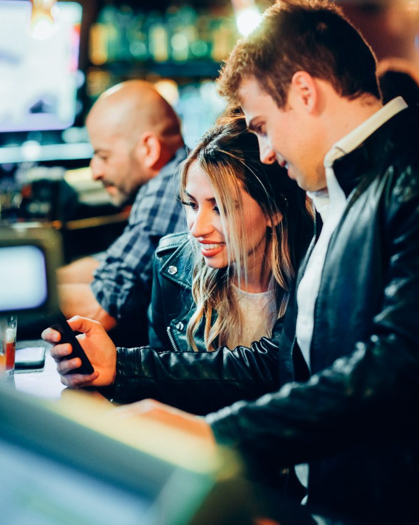 casal no seu ensaio urbano no Hard Rock Cafe
