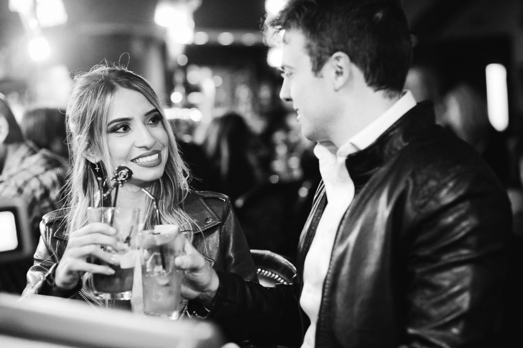 casal brindando feliz sua bebida no Hard Rock Cafe