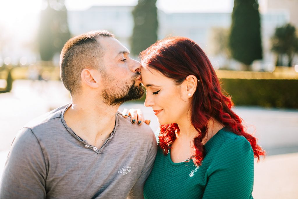 noivo beijando a testa da noiva