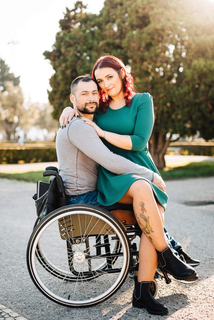 elas sentada no colo dele