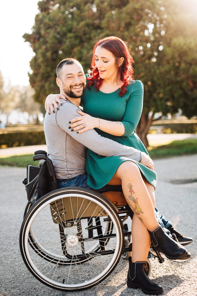 ela olhando para ele