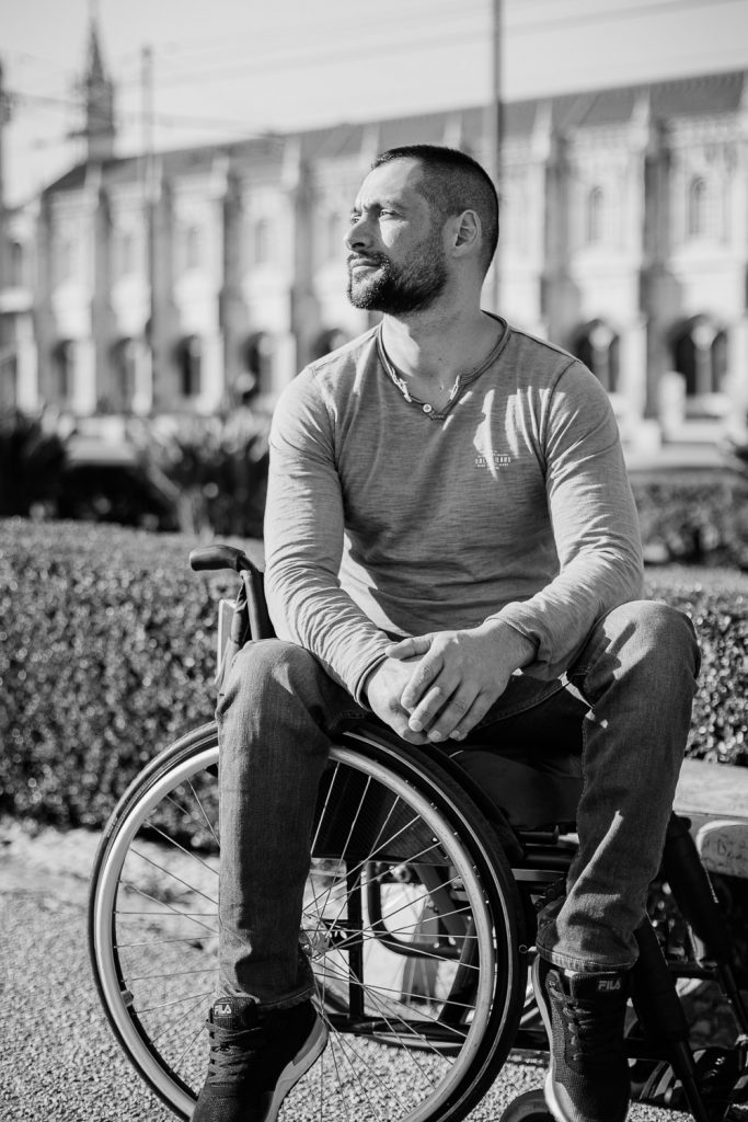 Noivo na cadeira em rodas em um parque de Lisboa
