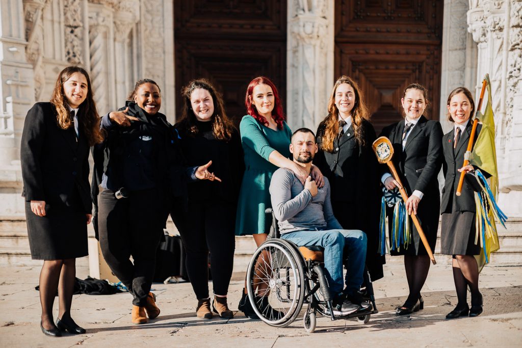 Foto posada do casal com algumas estudantes em frente ao Mosteiro dos Jeronimos