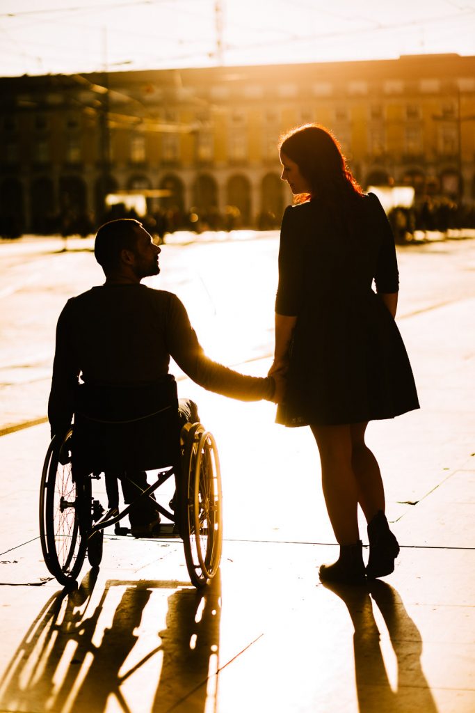 silhueta do casal de costas indo embora de mãos dadas na praça do comércio em Lisboa Portufal