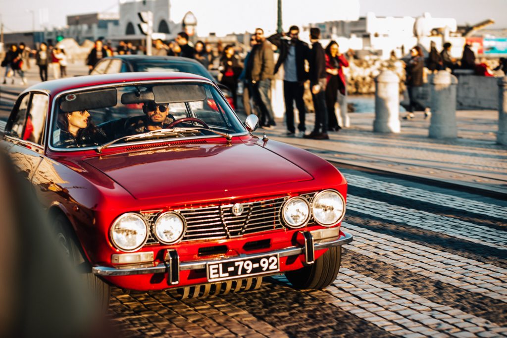 passando na pista um carro vermelho antigo