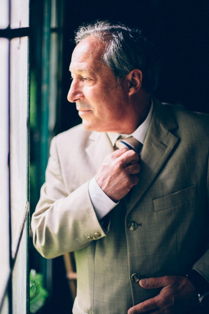 vila casamento sintra lisboa porugal noivo olhando pela janela