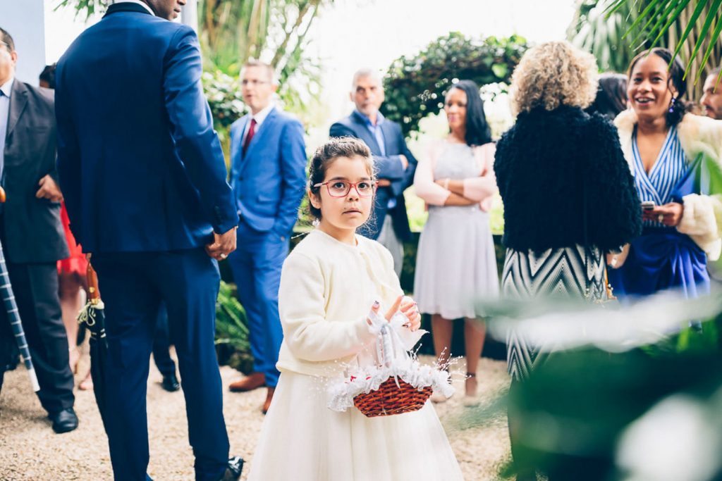 vila casamento sintra lisboa porugal criança segurando as pétalas de rosa