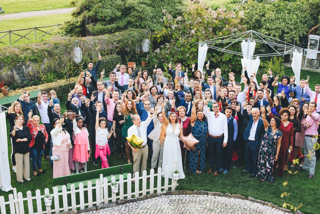 noivos e convidados brindando