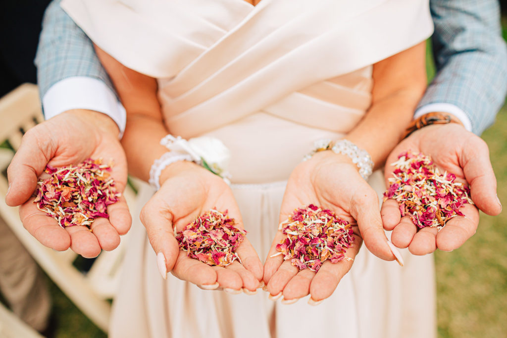 casal com pelatas de flores nas mãos