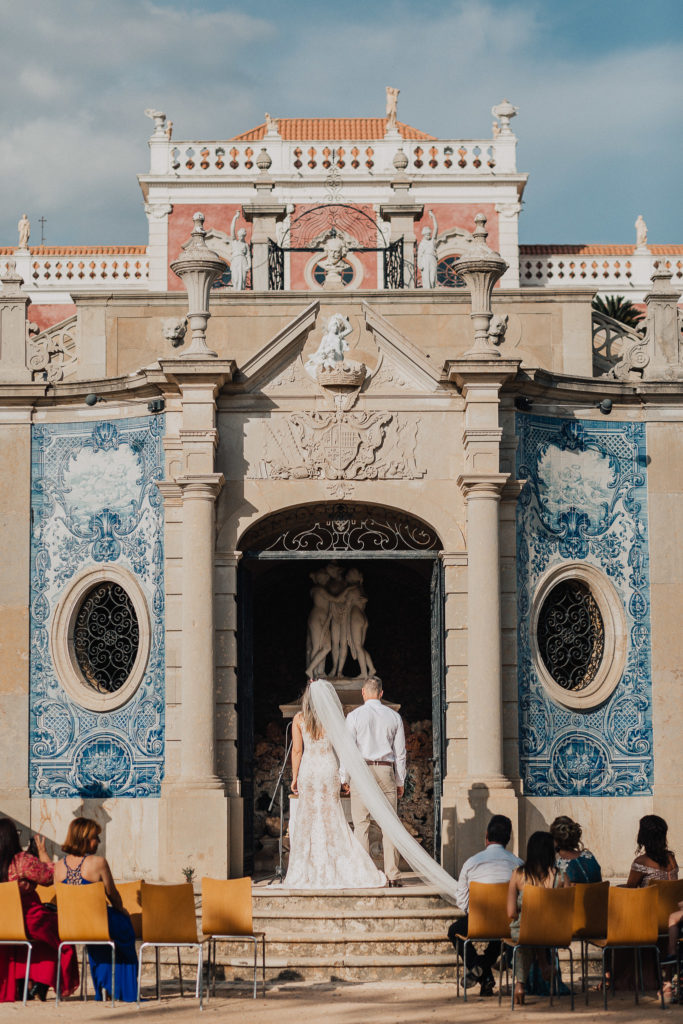 Fotografia Romântica de um casamento em frente ao Palácio de Estoi em Portugal