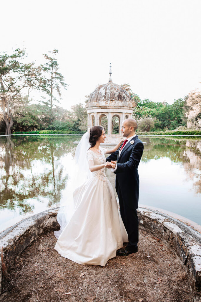 casal dançando em frente um lago