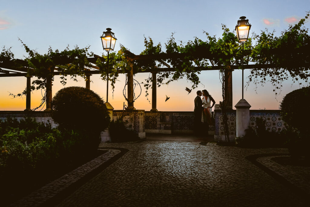 Fotografia Romântica com noivos no nascer do sol em Lisboa