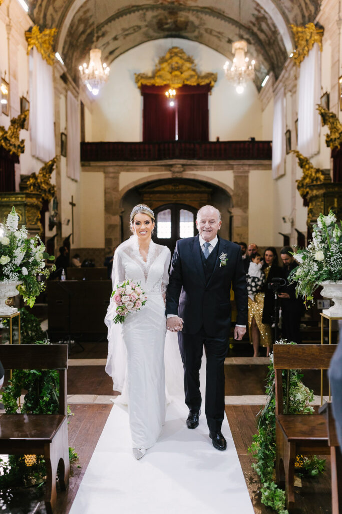 Pai entrando com a noiva na igreja Peso da Régua - Portugal