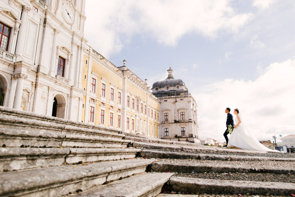 Noivos caminhando para casar no Convento de mafra no estilo fotografia atemporal