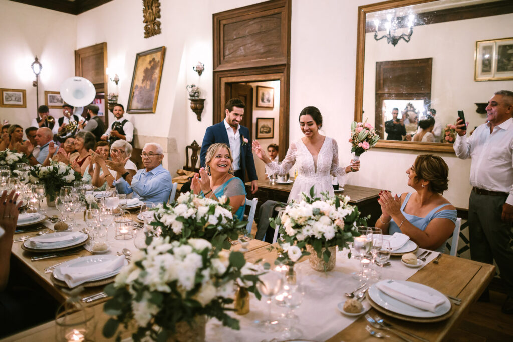 noivos sentando a mesa do mini wedding