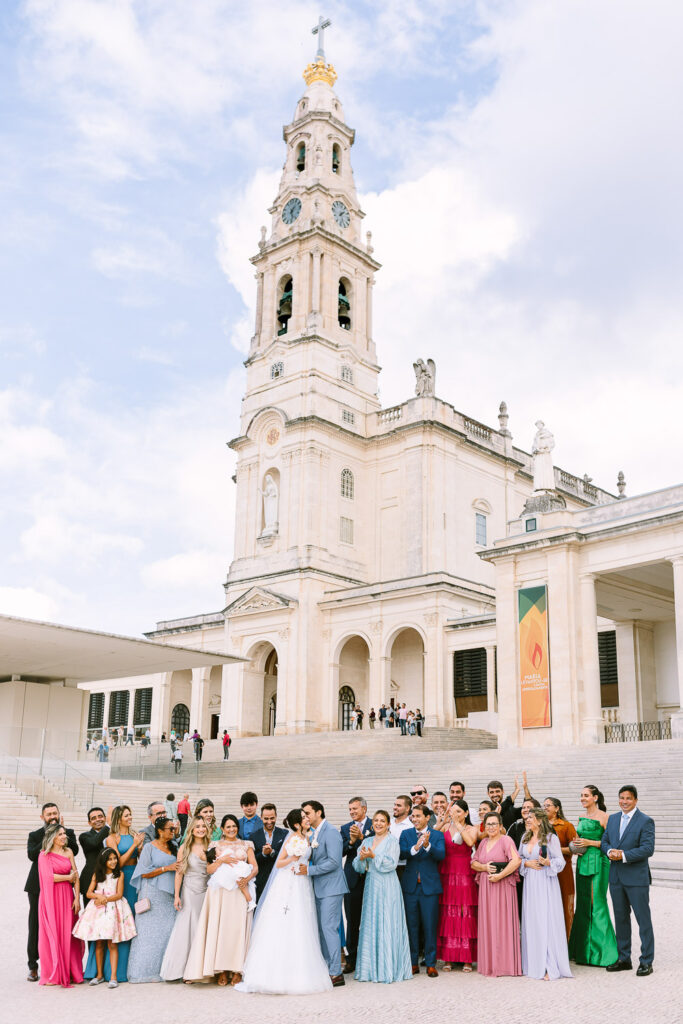 noivos e seus convidados em frente ao Santuário de Fátima   