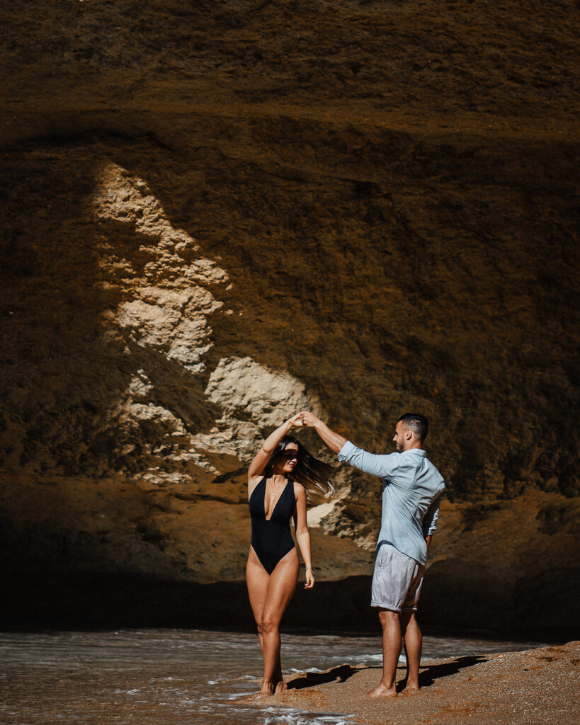 Ensaio pre wedding na gruta de benagil com casal dançando